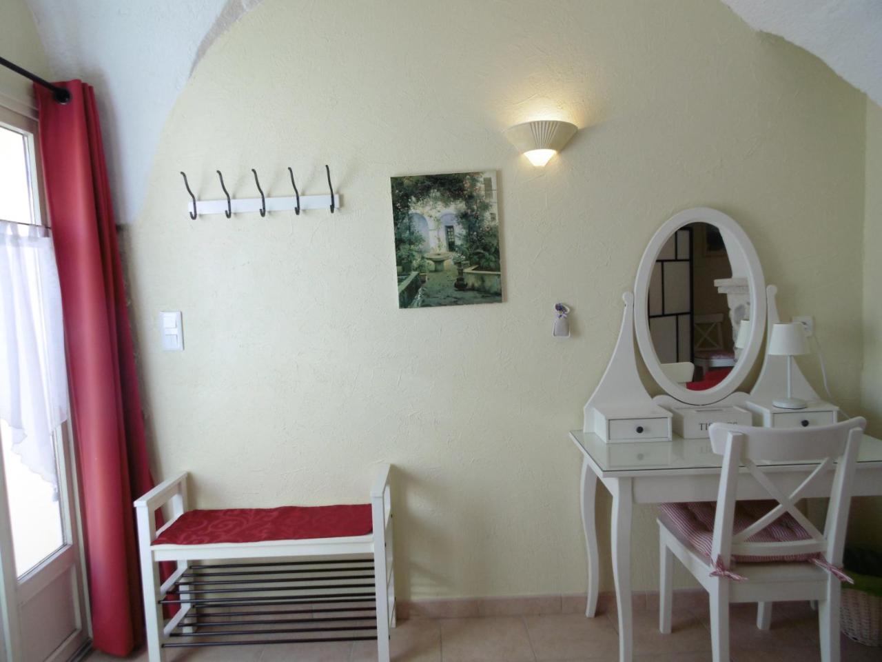 Bed and Breakfast La Ferme De Valauris Систерон Экстерьер фото